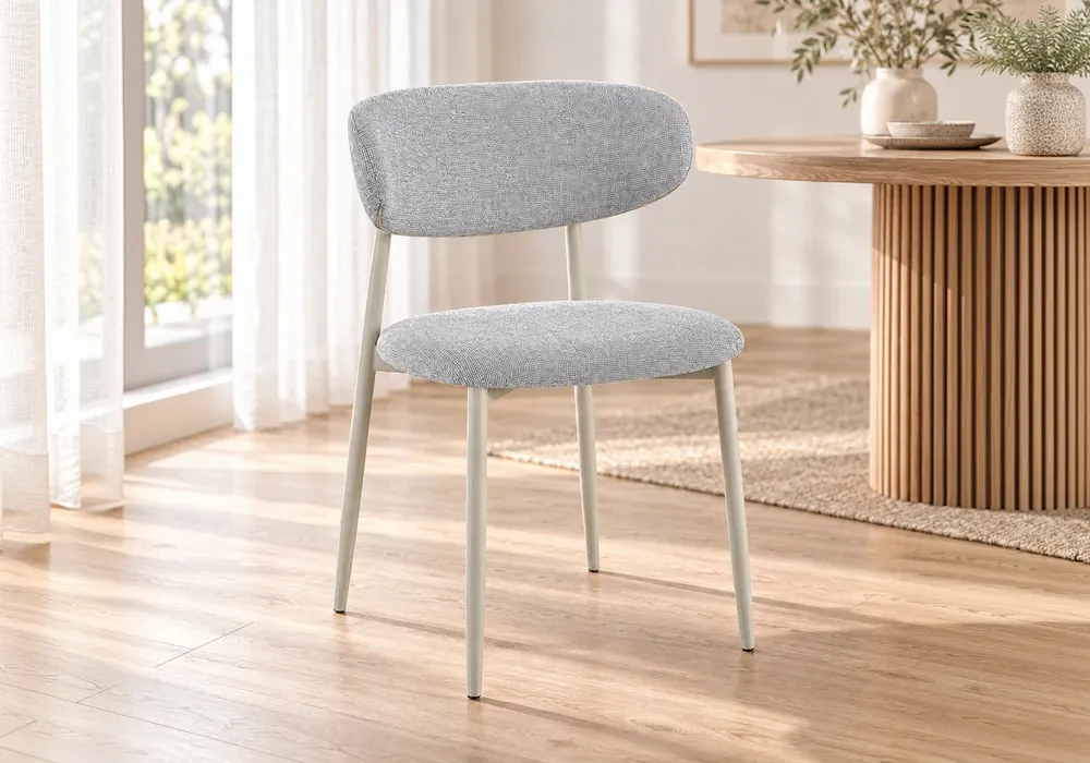 42214 Chaise AERIA Gris en tissu texturé gris clair et métal beige clair, dans une salle à manger lumineuse