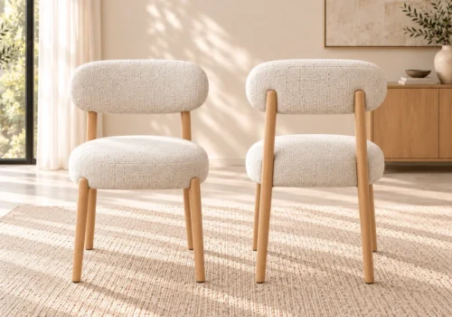 Deux chaises AERO en tissu texturé beige clair et pieds effet bois, vues de face et de dos dans une salle à manger lumineuse